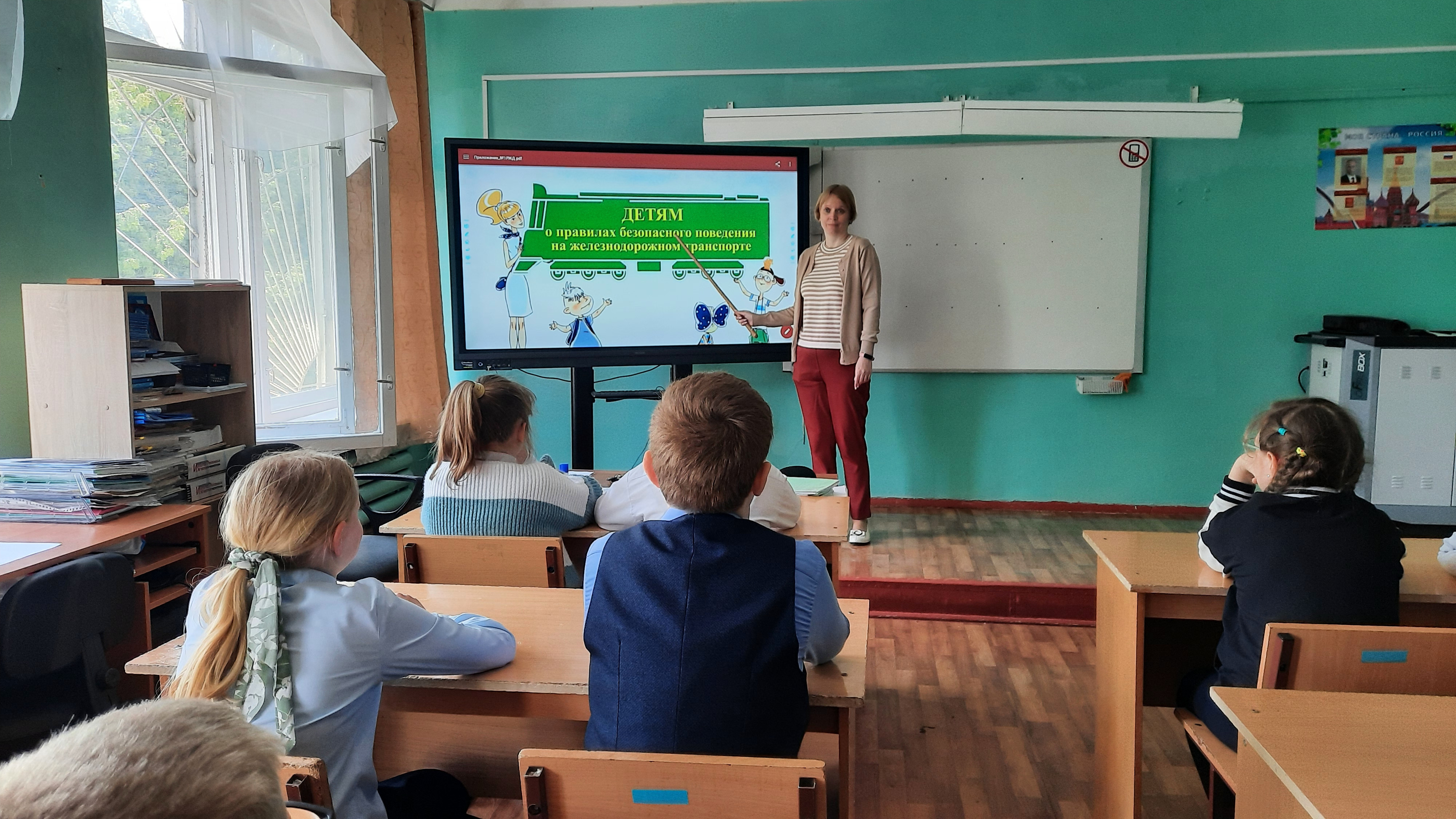 Правила поведения вблизи ждВажные советы от организаторов мероприятий: •	Никогда не переходите пути в неположенных местах. •	Не бегайте рядом с движущимися поездами. •	Соблюдайте осторожность возле переездов и платформ. •	Поделитесь этими правилами со сво.